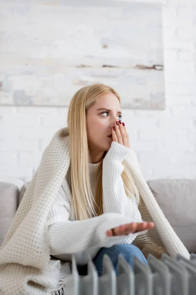 Giovane Donna Bionda Coperta Coperta Riscaldamento Mano Vicino Radiatore — Foto Stock