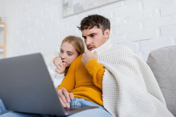 Par Täckt Filt Titta Skrämmande Film Laptop Vardagsrummet — Stockfoto