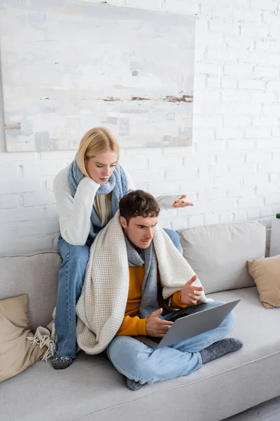 Missnöjd Blond Kvinna Tröja Och Halsduk Sitter Nära Frilansare Och — Stockfoto