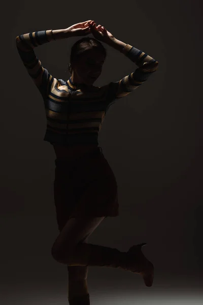 Silhouet Van Jonge Vrouw Herfst Stijlvolle Outfit Poseren Zwart — Stockfoto