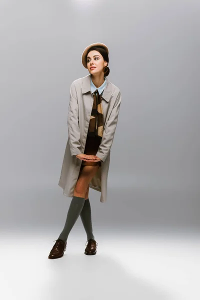 Full Length Elegant Young Woman Beret Trench Coat Looking Away — Stock Photo, Image