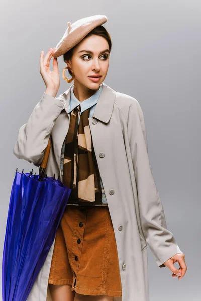 Brunette Jeune Femme Béret Trench Coat Posant Avec Parapluie Bleu — Photo