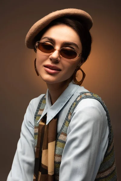 Stylish Young Woman Beret Sunglasses Looking Camera Brown — Stock Photo, Image