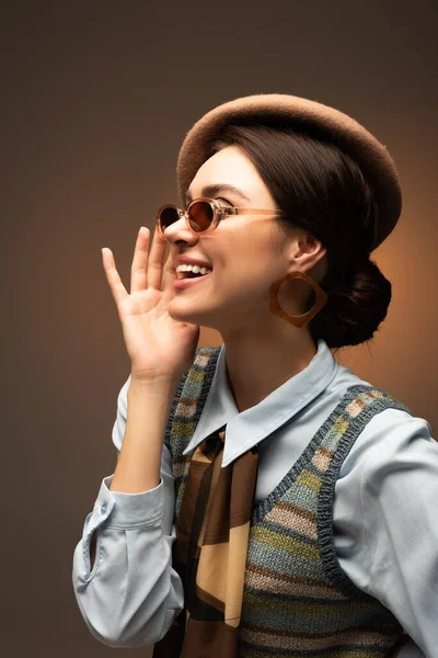 Mujer Joven Feliz Boina Ajustando Gafas Sol Con Estilo Marrón — Foto de Stock