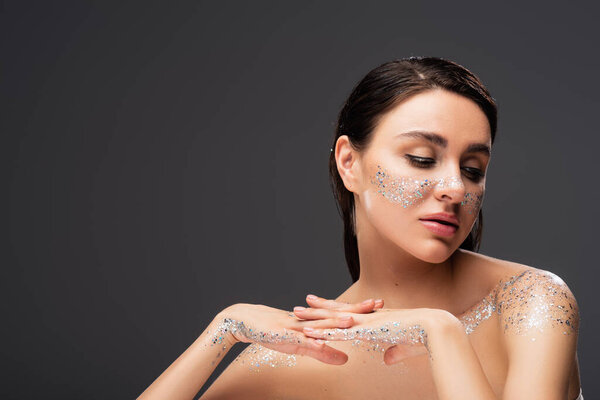 Jeune Femme Sensuelle Aux Mains Serrées Aux Paillettes Scintillantes Sur — Photo