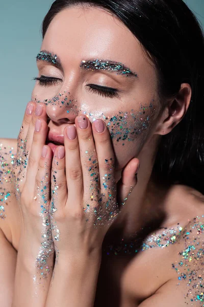 Retrato Mujer Morena Con Los Ojos Cerrados Brillo Cuerpo Tocando —  Fotos de Stock