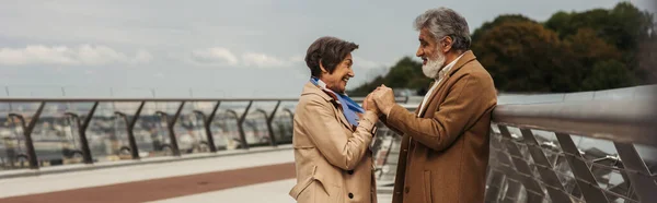 Vista Laterale Della Donna Anziana Felice Che Tiene Mano Con — Foto Stock