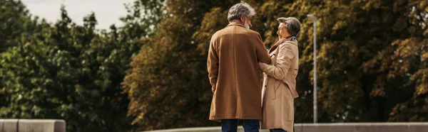 Alegre Anciano Mujer Abrazando Barbudo Marido Abrigo Pie Parque Pancarta — Foto de Stock