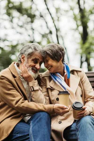 Pasangan Senior Yang Bahagia Dengan Mantel Memegang Cangkir Kertas Dan — Stok Foto