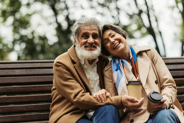 Feliz Casal Sênior Casacos Segurando Copos Papel Com Café Para — Fotografia de Stock