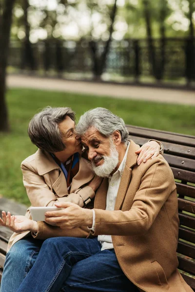 先輩女性接吻しながら髭を生やした夫にコートで自慰行為で公園に — ストック写真