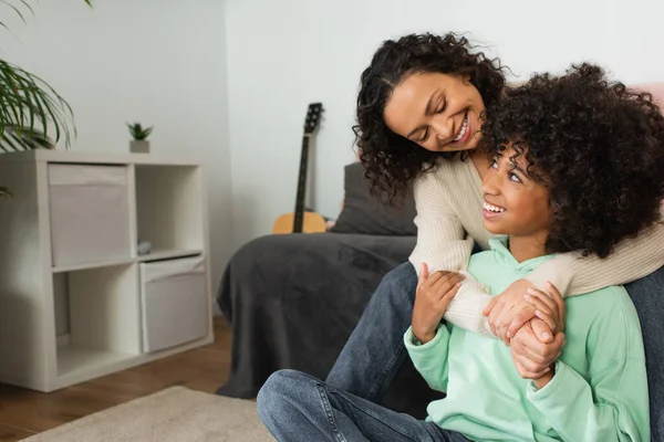 Vrolijk Afrikaanse Amerikaanse Vrouw Glimlachen Terwijl Knuffelen Gelukkig Tiener Dochter — Stockfoto