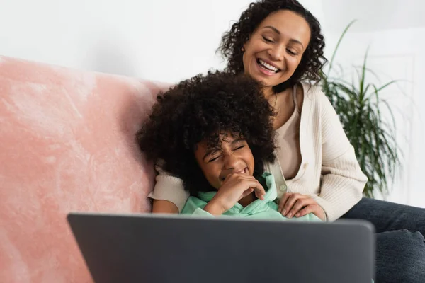 Feliz Africano Americano Madre Hija Viendo Comedia Película Portátil —  Fotos de Stock