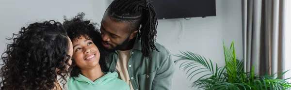 Feliz Afroamericano Padres Mirando Alegre Preadolescente Hija Casa Bandera —  Fotos de Stock