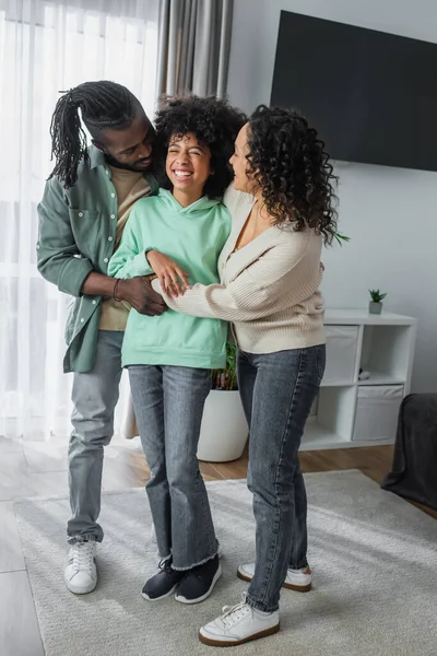 Full Length Happy African American Parents Hugging Cheerful Preteen Daughter — Stock Photo, Image