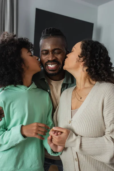 幸せなアフリカ系アメリカ人女性とPreteen女の子接吻頬の男の家で — ストック写真