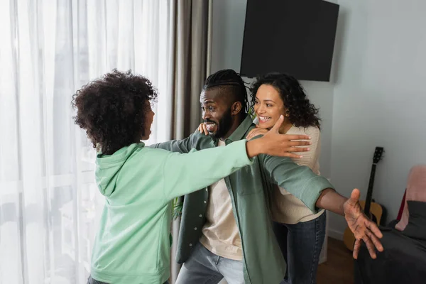 Feliz Africana Americana Chica Abrazando Alegre Padres Casa — Foto de Stock