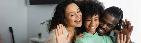 Alegre Família Afro Americana Sorrindo Acenando Mãos Casa Banner — Fotografia de Stock