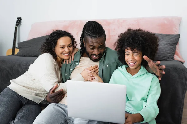 Pozytywna Afrykańska Rodzina Uśmiecha Się Ogląda Film Laptopie Domu — Zdjęcie stockowe