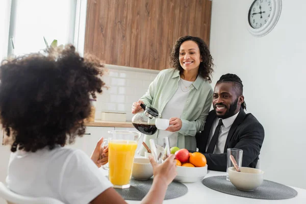 Mutlu Afro Amerikalı Kadın Kahvaltı Sırasında Kocasının Yanında Kahve Demliği — Stok fotoğraf