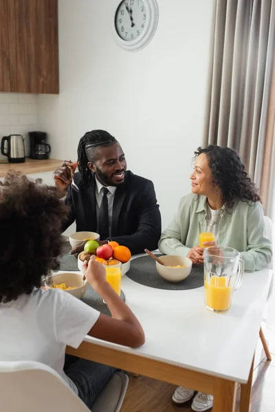 Alegres Padres Afroamericanos Mirándose Cerca Hija Rizada Durante Desayuno — Foto de Stock