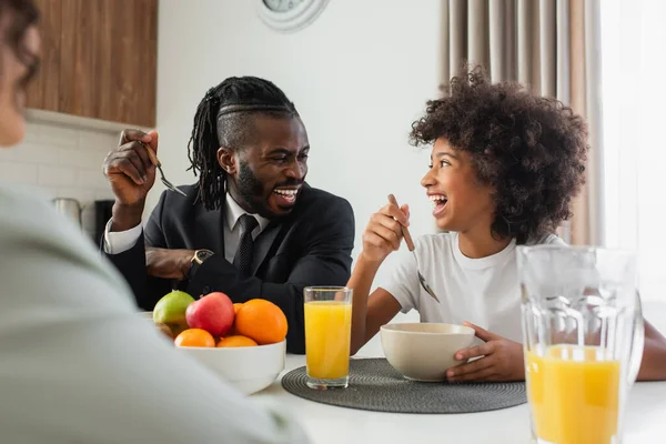 Feliz Afroamericano Padre Traje Mirando Preadolescente Hija Durante Desayuno — Foto de Stock