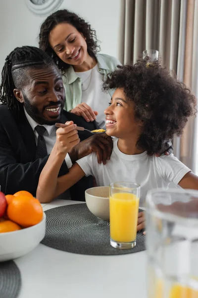 Feliz Afroamericano Padres Sonriendo Mirando Preadolescente Hija Comer Maíz Copos — Foto de Stock