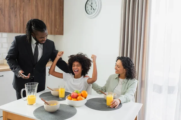 Gelukkig Afrikaans Amerikaanse Ouders Zoek Naar Opgewonden Dochter Tijdens Het — Stockfoto