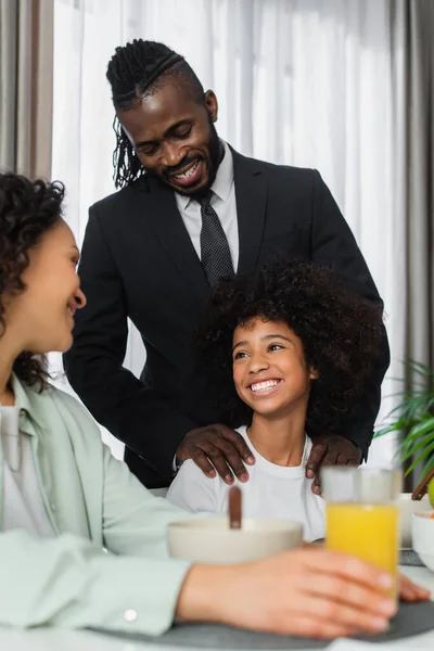 Feliz Africano Americano Hombre Traje Pie Detrás Preadolescente Hija Esposa — Foto de Stock