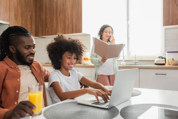 Feliz Afroamericano Padre Mirando Feliz Preadolescente Hija Usando Portátil Cerca — Foto de Stock