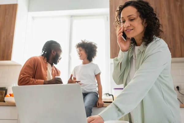 Gelukkig Afrikaans Amerikaanse Freelancer Praten Smartphone Met Behulp Van Laptop — Stockfoto