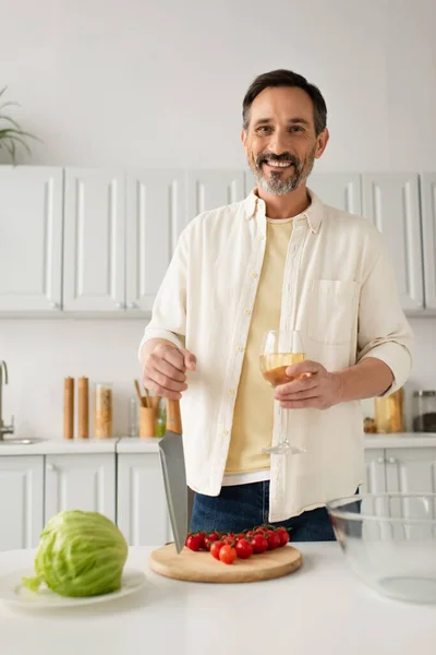 Hombre Satisfecho Con Cuchillo Copa Vino Mirando Cámara Cerca Tomates — Foto de Stock
