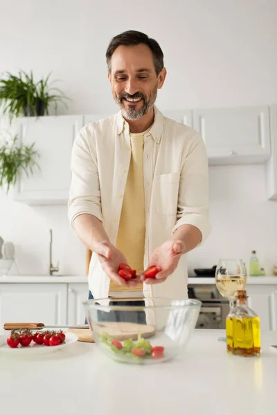 Hombre Barbudo Feliz Sosteniendo Tomates Cherry Picados Cerca Del Tazón — Foto de Stock