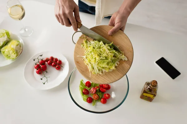 Vista Superior Del Hombre Recortado Añadiendo Lechuga Tazón Con Tomates —  Fotos de Stock