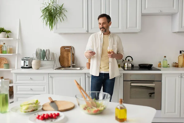 Homem Sorridente Com Copo Vinho Usando Smartphone Perto Vegetais Frescos — Fotografia de Stock