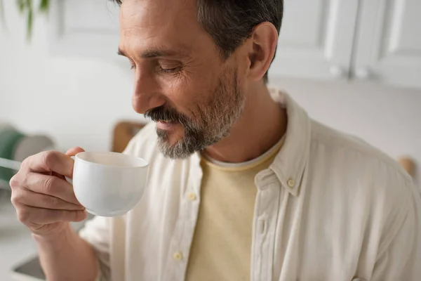 Бородатый Мужчина Белой Рубашке Наслаждается Ароматом Утреннего Кофе Дома — стоковое фото