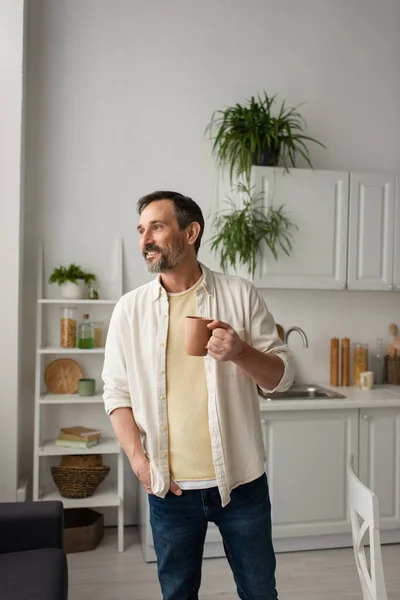 Hombre Barbudo Feliz Con Taza Pie Con Mano Bolsillo Mirando — Foto de Stock