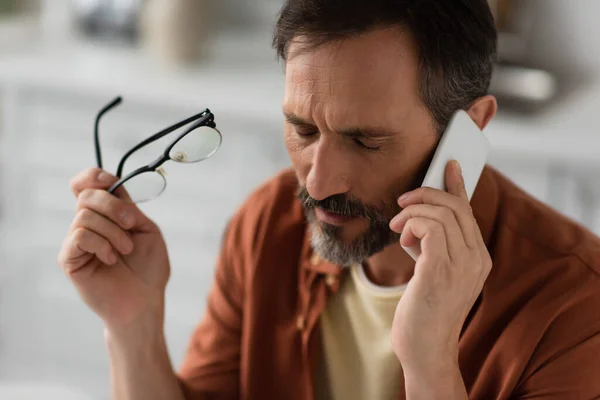 Cep Telefonuyla Konuşurken Gözlük Tutan Gözü Kapalı Depresif Bir Adam — Stok fotoğraf