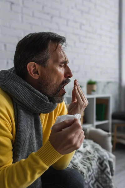 Sjuk Man Med Lunginflammation Sittande Varm Halsduk Och Soffa Hemma — Stockfoto