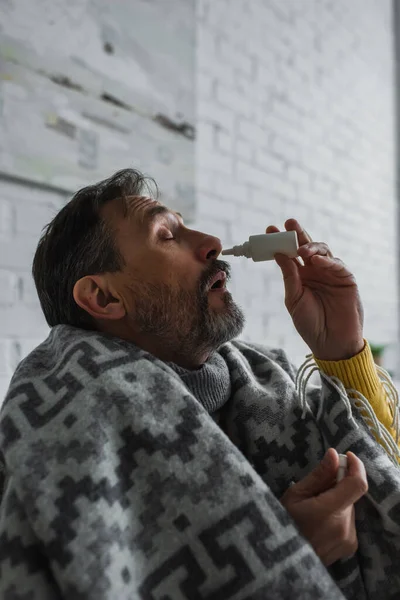 Hombre Enfermo Que Sufre Secreción Nasal Uso Aerosol Nasal Mientras — Foto de Stock