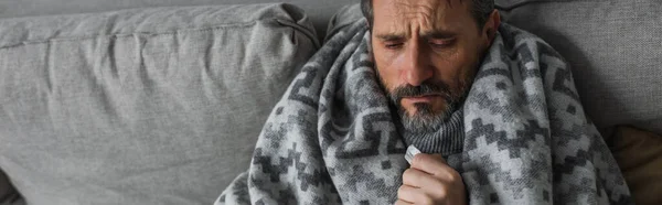 Homem Doente Envolto Cobertor Quente Sentado Sofá Com Olhos Fechados — Fotografia de Stock