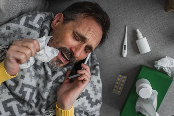 Vue Dessus Homme Malade Avec Les Yeux Fermés Couché Sur — Photo