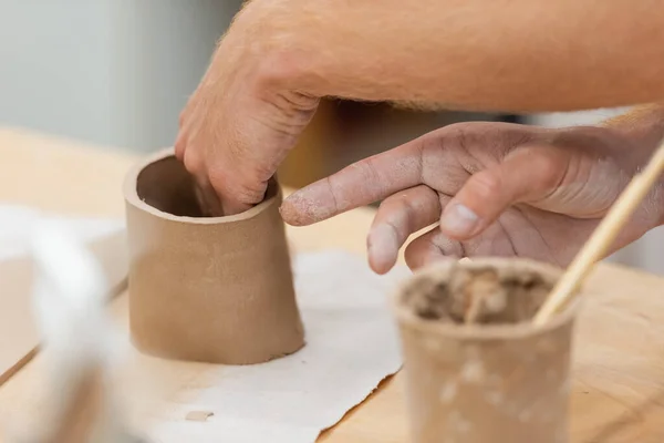 陶器の工房で粘土を形にした部分的なビューマン — ストック写真
