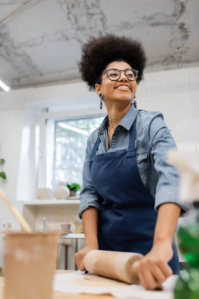 Mulher Americana Africana Alegre Óculos Avental Modelagem Argila Com Rolo — Fotografia de Stock