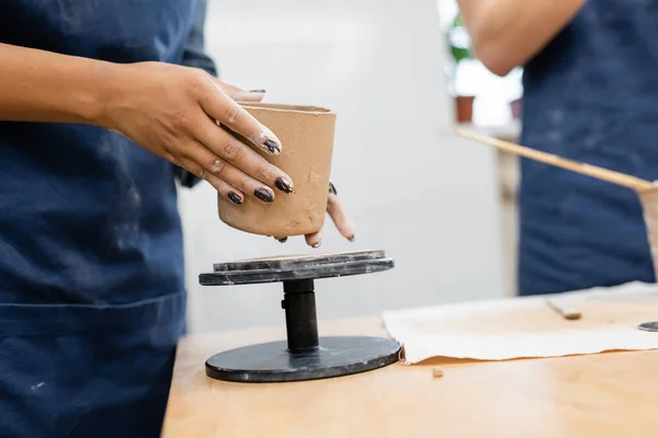 Beskuren Bild Afrikansk Amerikansk Kvinna Som Innehar Lera Produkt Keramik — Stockfoto