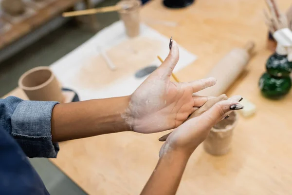 Vue Recadrée Artisan Afro Américain Formant Argile Dans Atelier Poterie — Photo