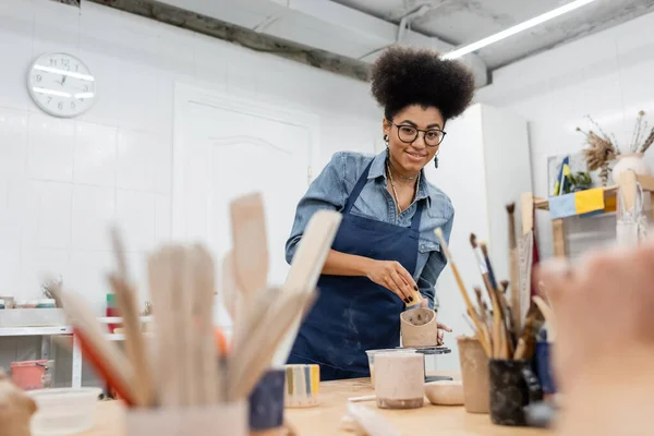 Smiling African American Artisan Eyeglasses Holding Sponge Clay While Looking — Stock Photo, Image