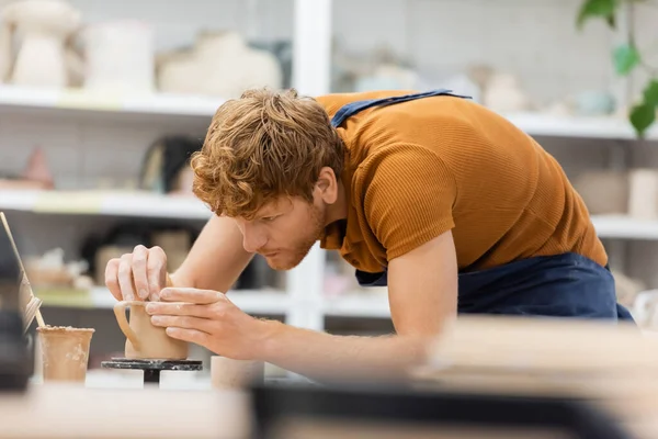 Pelirroja Maestro Delantal Creando Taza Arcilla Taller Cerámica — Foto de Stock