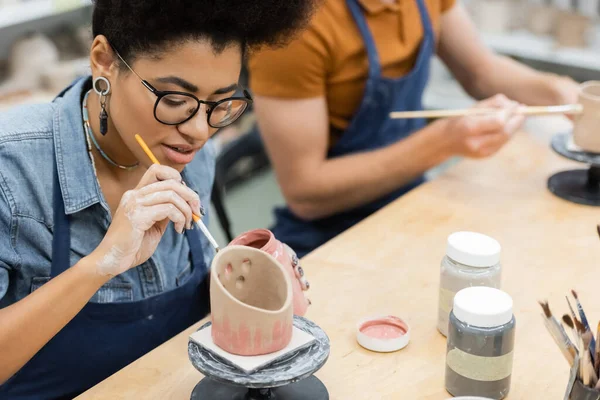 Joven Mujer Afroamericana Pintura Delantal Taza Cerámica Cerca Novio Borroso — Foto de Stock