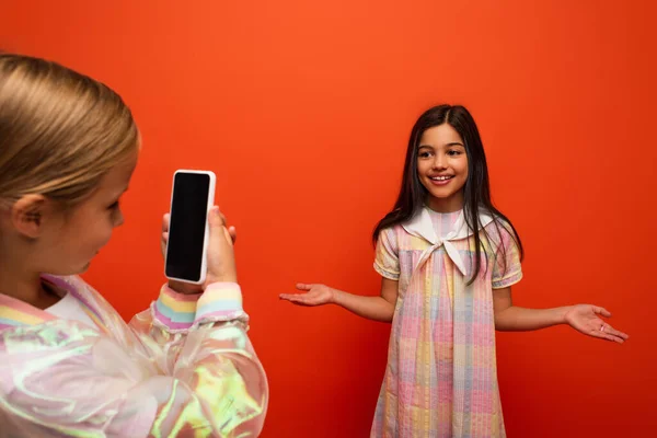 Meisje Met Mobiele Telefoon Het Nemen Van Foto Van Glimlachende — Stockfoto